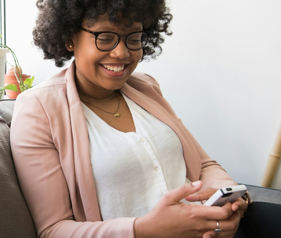Cliente no salão conferindo o celular
